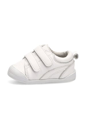 Zapatilla blanca para niño pequeño con dos tiras de velcro, puntera texturizada, cuello acolchado y lengüeta en un fondo blanco.