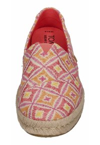 Roze instap schoen van een textiel met een gestructureerd patroon van diamanten en sterren in oranje en geel, afgewerkt met een jute touwzool.