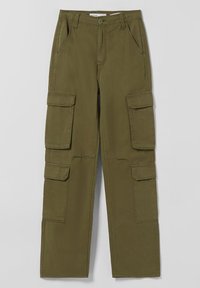 Olijfgroene cargobroek met meerdere grote zakken, knoop- en ritssluiting aan de voorkant, en een rechte pijpvorm, gemaakt van stevig katoen.