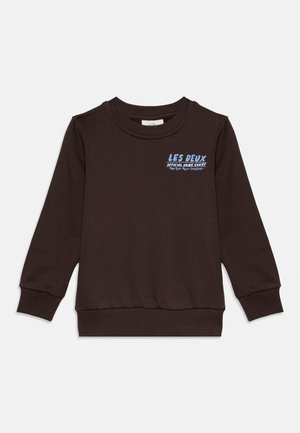 Sweat-shirt marron foncé à manches longues avec poignets et ourlet côtelés, avec un texte bleu et blanc "LES DEUX OFFICIAL HOME COURT" sur la poitrine, côté gauche en haut.