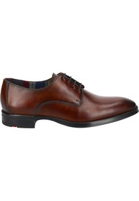 Scarpa stringata in pelle marrone con una finitura liscia, punta rotonda e dettagli di cucitura sottili; suola nera con un piccolo accento rosso.