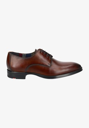 Braune Leder Schnürschuhe mit glattem Finish, runder Zehenform und dezenten Nähdetails; schwarze Sohle mit einem kleinen roten Akzent.
