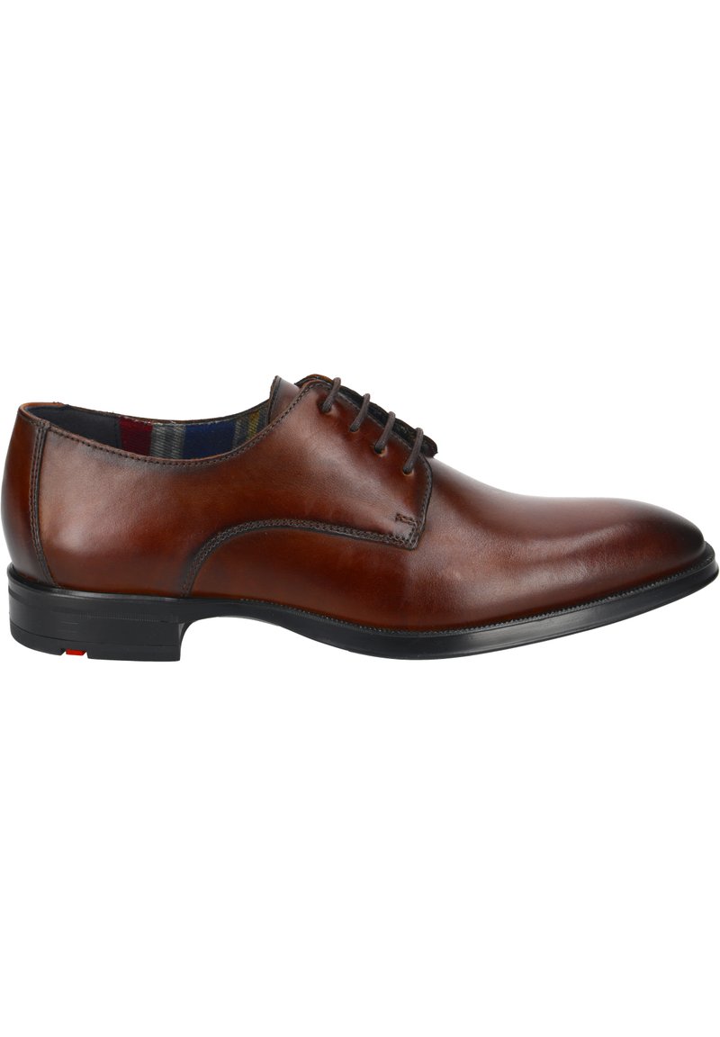 Scarpa stringata in pelle marrone con una finitura liscia, punta rotonda e dettagli di cucitura sottili; suola nera con un piccolo accento rosso.