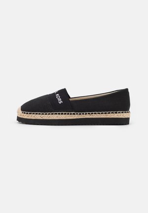 Espadrille noire à enfiler avec semelle enveloppée de jute, semelle extérieure en caoutchouc plate, et bande élastique de marque traversant le dessus.