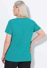 Camiseta de rayas turquesa con mangas cortas, que presenta rayas horizontales negras, un cuello redondo y una tela suave y elástica.
