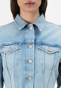 Tommy Jeans Džinsa auduma jaka - denim mid light blue