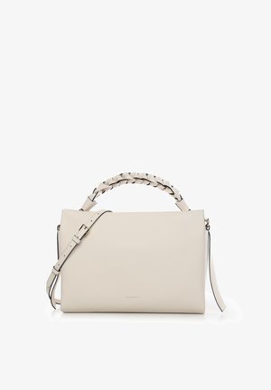 Crèmekleurige leren handtas met gevlochten bovenhandvat, verstelbare schouderband, gouden gesp en subtiel merkembleem aan de voorkant in het midden.