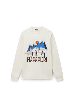 Chemise blanche à manches longues avec un graphisme de montagnes bleues, d'arbres, un soleil orange et le mot "NAPAPIJRI" en lettres marron.