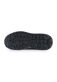 Suola nera di scarpa con una superficie texturizzata e decorata, caratterizzata da forme rilevate che ricordano fiori ed emblemi; include il marchio "MUNICH".