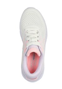 Sneaker atletico bianco con tomaia in mesh, dettagli rosa, punta rotonda e soletta testurizzata, dotato di lacci piatti e tallone imbottito.