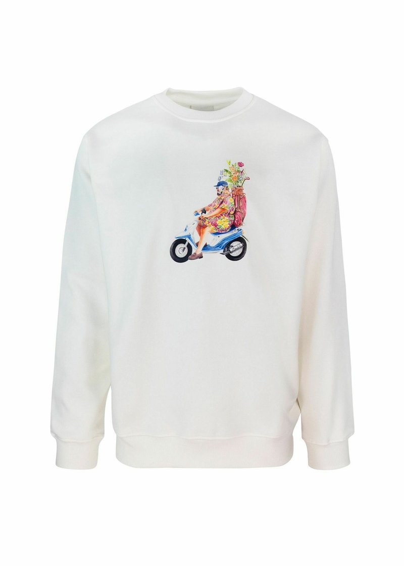 Felpa bianca con una grafica colorata di una persona su uno scooter con uno zaino floreale. Tessuto morbido, collo rotondo classico, polsini a costine.