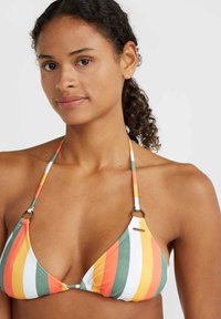 Top bikini con un design triangolare caratterizzato da righe orizzontali nei colori arancione, giallo, bianco e verde. Include accessori in tonalità oro sugli spallacci.