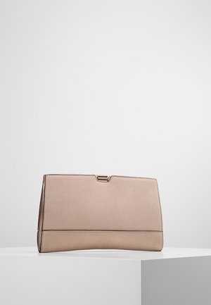 Beige rechteckige Clutch mit goldenem Verschluss, aufrecht stehend auf einem weißen Podest vor einem schlichten hellen Hintergrund.