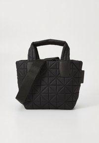 Sac cabas matelassé noir avec motif triangulaire, double anses supérieures et bandoulière réglable. Matériau en tissu avec texture lisse.