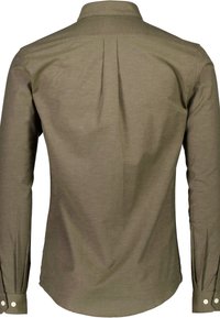 Camisa de manga larga verde oliva con cuello clásico, puños de un solo botón, detalle de pliegue en la parte trasera y textura de algodón suave.