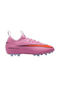 Botín de fútbol rosa con tacos azul claro, diseño de swoosh en rojo y negro, cierre con cordones y la marca "AIR ZOOM" en el lateral.