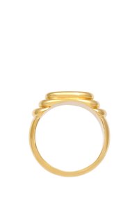 Guld ring med tre stablede bånd, glat finish, afrundede kanter og en poleret overflade. Simpelt design med en ensartet farve.