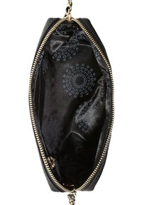 Musta käsilaukku vetoketjulla, jossa on teksturoidun pinnan ja tumman kuvioidun vuorin sisällä. Kultaiset metalliosat.