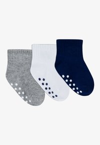 Drei Paar kurze Socken: grau, weiß und marineblau. Jede hat einen gerippten Bund und Gummipunkte auf der Unterseite für guten Halt.