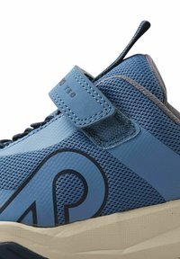 Niebieskie buty sportowe wykonane z siateczki i materiałów syntetycznych, z rzepem, kontrastowymi ciemnoniebieskimi akcentami oraz teksturowaną gumową podeszwą.