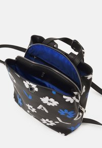 Czarny plecak skórzany z niebiesko-białymi wzorami kwiatowymi, posiadający dwie komory zamykane na zamek oraz gładkie wykończenie wnętrza.
