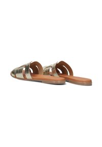 Metalen gouden slidesandalen met een geweven bovenkant, een bruine voetbed, een platte zool en ronde randen voor comfort.
