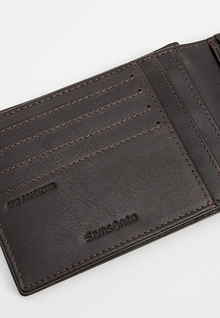 Braune Lederbörse mit mehreren Kartenfächern, RFID- Schutzdetails und kontrastierenden Nähten. Mit einem prägten Markenlogo auf der Oberfläche.