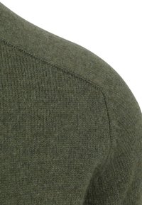 Donkergroene gebreide trui met een zachte textuur, voorzien van een ontwerp met ronde schouders en subtiele ribbelaccenten nabij de naad.