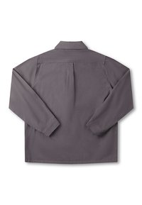 Γκρι μπλούζα με μακριά μανίκια και γιακά, ίσια γραμμή και λεπτομέρεια στην πλάτη. Ομαλή υφή και διακριτική λάμψη. Χωρίς εμφανή λογότυπα ή μεταλλικά στοιχεία.