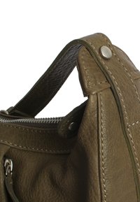 Borsa in pelle verde oliva con finitura testurizzata, chiusura con zip superiore e dettagli cuciti a doppio. Presenta una maniglia robusta e accessori in metallo.