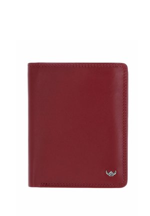 Rote Leder-Bifold-Geldbörse mit sichtbarer Naht und kleinem silbernem Logo in der unteren rechten Ecke vor weißem Hintergrund.