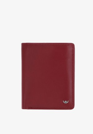 Portefeuille bi-fold en cuir rouge avec couture visible et petit logo argenté dans le coin inférieur droit sur fond blanc.