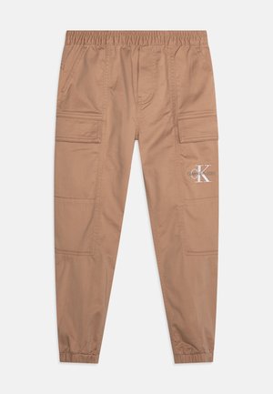 Lysebrune cargobukser med elastisk talje og manchetter, sidelommer og Calvin Klein logo på højre lårpocket.
