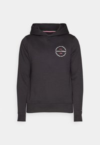 Felpa nera con cappuccio, dotata di un logo circolare anteriore di Tommy Hilfiger e la scritta "NYC Tommy Hilfiger 1985 Columbus Ave. MCMLXXXV" sul lato sinistro del petto.