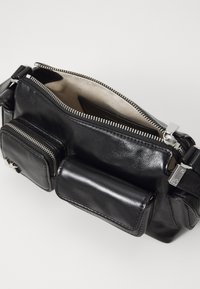 MICHAEL Michael Kors DAKOTA  - Geantă crossbody - black