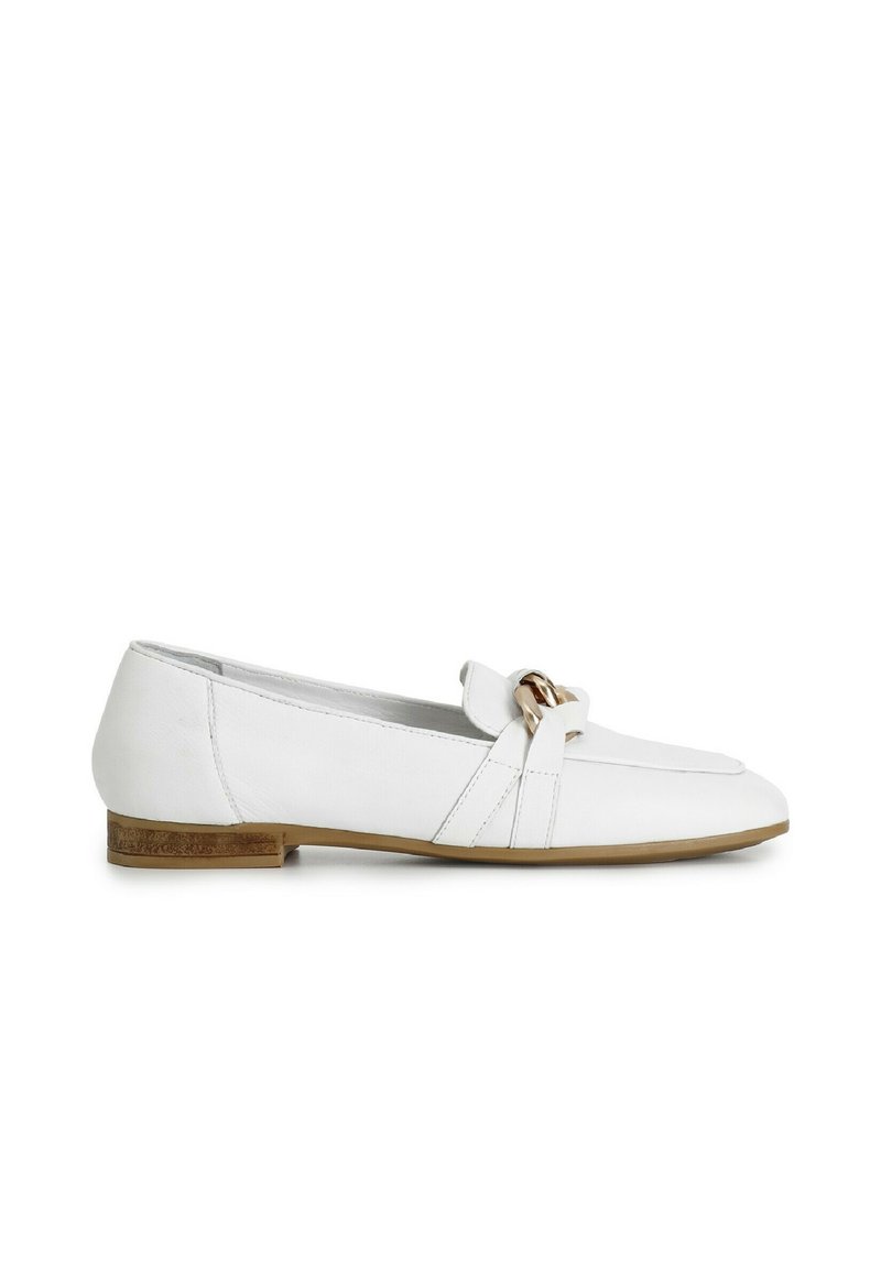 Witte leren loafers met een platte tan zool, voorzien van een gedraaide band en een gouden accent aan de voorkant. Eenvoudig, slank ontwerp, ronde neus.