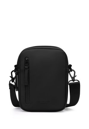 Compact zwart crossbodytasje met verstelbare riem, verticale ritssluiting aan de voorkant en gegraveerd merklogo onderaan in het midden.