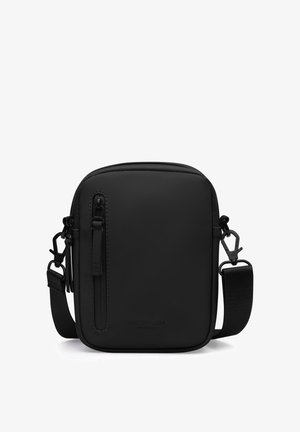 Kompaktowa czarna torba na ramię z regulowanym paskiem, pionową kieszenią zapinaną na zamek z przodu oraz wyrazistym logo wytłoczonym na dolnym środku.