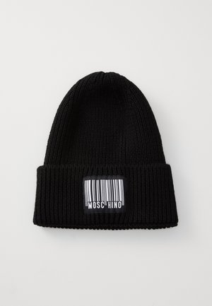 Bonnet en tricot noir avec un ourlet replié, présentant un design de code-barres blanc et le texte "MOSCHINO" sur une étiquette noire.