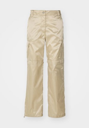 Pantaloni cargo beige realizzati in tessuto lucido, dotati di due tasche laterali, chiusura con bottone e una vestibilità rilassata con polsini affusolati.