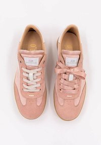 Rosa mockaskinnssneakers har vita och rosa snörningar, en strukturerad ovandel och en gummisula, designade med kontrasterande material och sömmar.