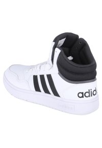 Hvide høj-top sneakers med sorte detaljer, featuring tre sidestriber, polstret ankelkrave og gummisål. Brandlogo på hælen.