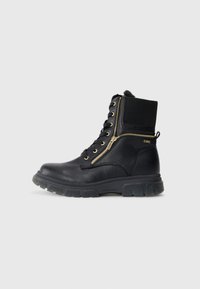 Mustat nahka ankle bootsit, joissa on teksturoitu neulereuna, kultaiset vetoketjuyksityiskohdat ja kestävä kumipohja. Varustettu nauhoilla ja pehmustetulla sisäpuolella.