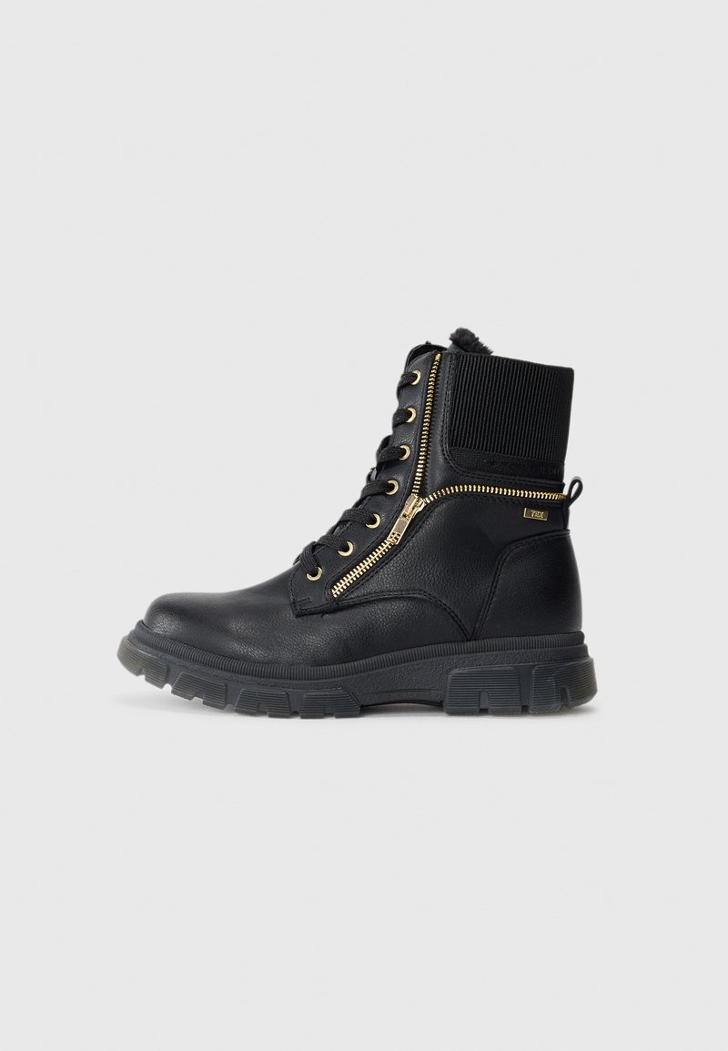 Mustat nahka ankle bootsit, joissa on teksturoitu neulereuna, kultaiset vetoketjuyksityiskohdat ja kestävä kumipohja. Varustettu nauhoilla ja pehmustetulla sisäpuolella.
