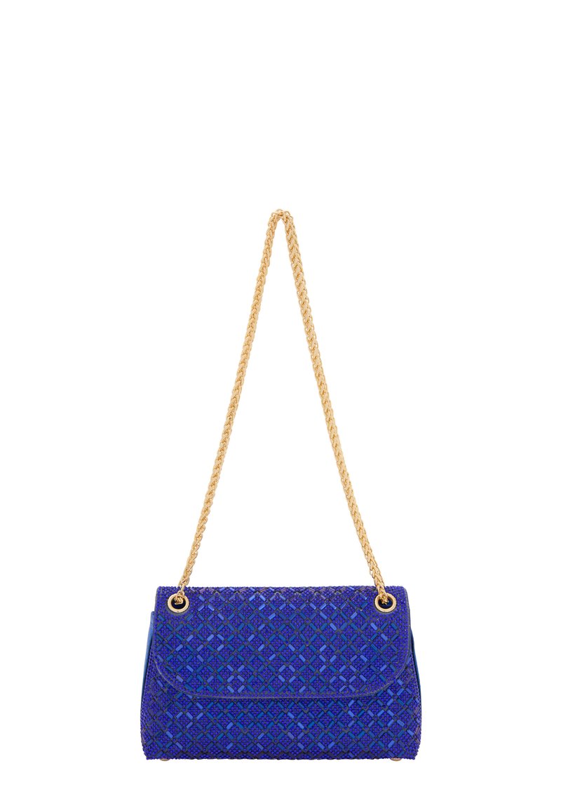 Geantă de mână împletită albastră cu un model texturat în diamant, curea din lanț aurie și închidere cu clapetă. Prezintă accente metalice și are o formă rectangulară.