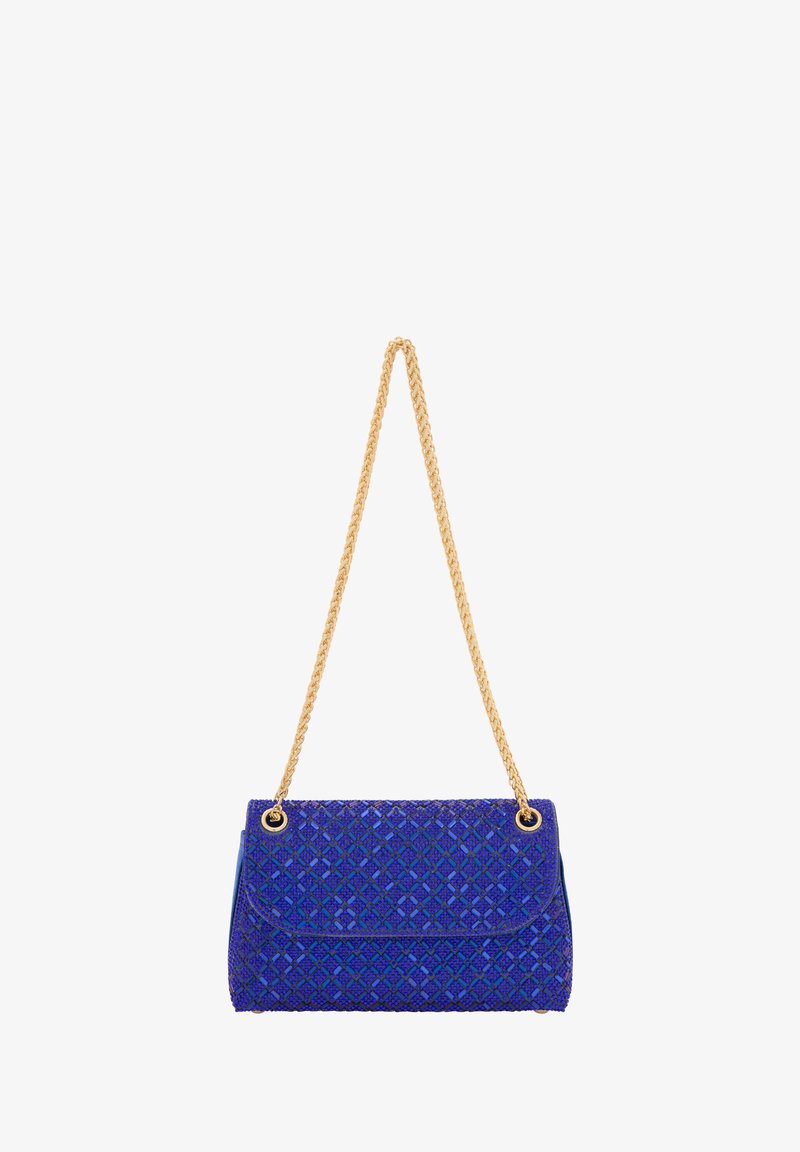 Geantă de mână împletită albastră cu un model texturat în diamant, curea din lanț aurie și închidere cu clapetă. Prezintă accente metalice și are o formă rectangulară.