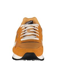 Zapatillas de ante y malla en color naranja con cordones blancos y suela de goma negra. Presenta una forma clásica y detalles texturizados en la parte superior.