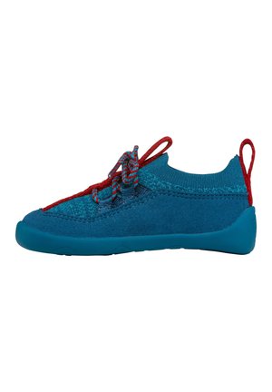 Niebiesko-turkusowy sneaker z czerwonymi sznurowadłami i pętelkami do ściągania, dzianinowa cholewka i gumowa podeszwa pokazane z profilu.