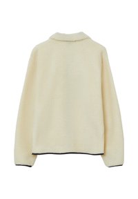 Giacca in pile color crema con una texture morbida, collo a camicia e bordo nero all'orlo e ai polsini. Vista solo da dietro.