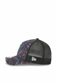 Schwarze Kappe mit einem bunten Spritzdesign, Netzseiten und einem gebogenen Schirm. Logo-Akzente, die in kontrastierenden Farben gestickt sind.
